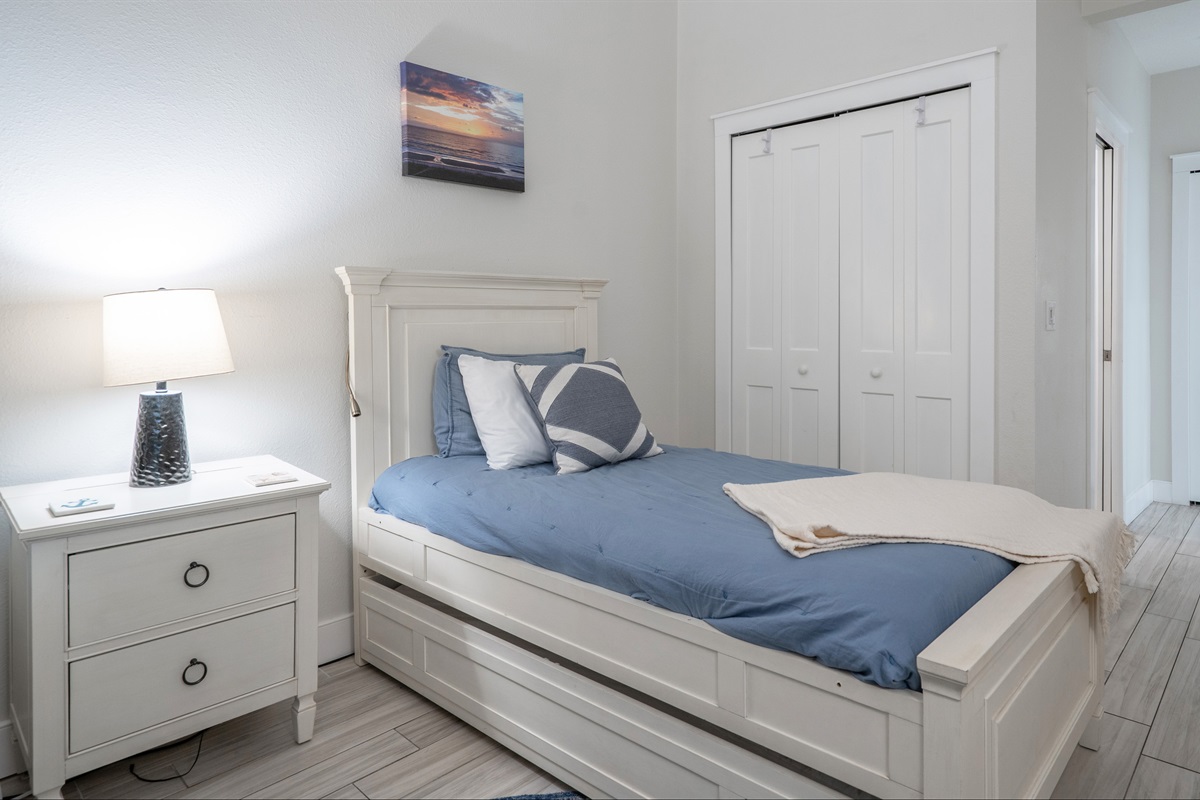 TWIN ROOM w/ ONE TRUNDLE