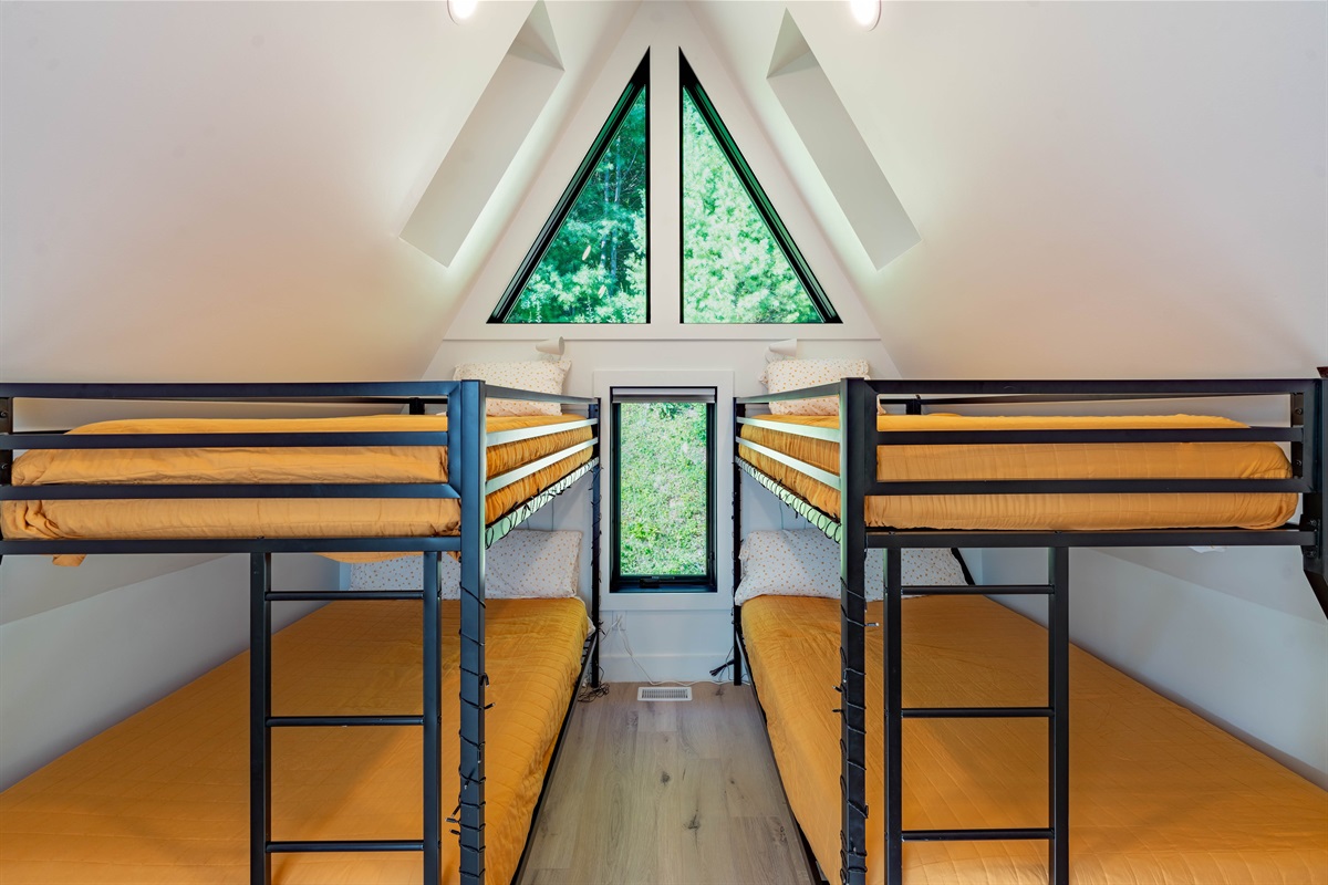 Upstairs Bunk Room | 2 Twins + 2 Fulls | Smart TV