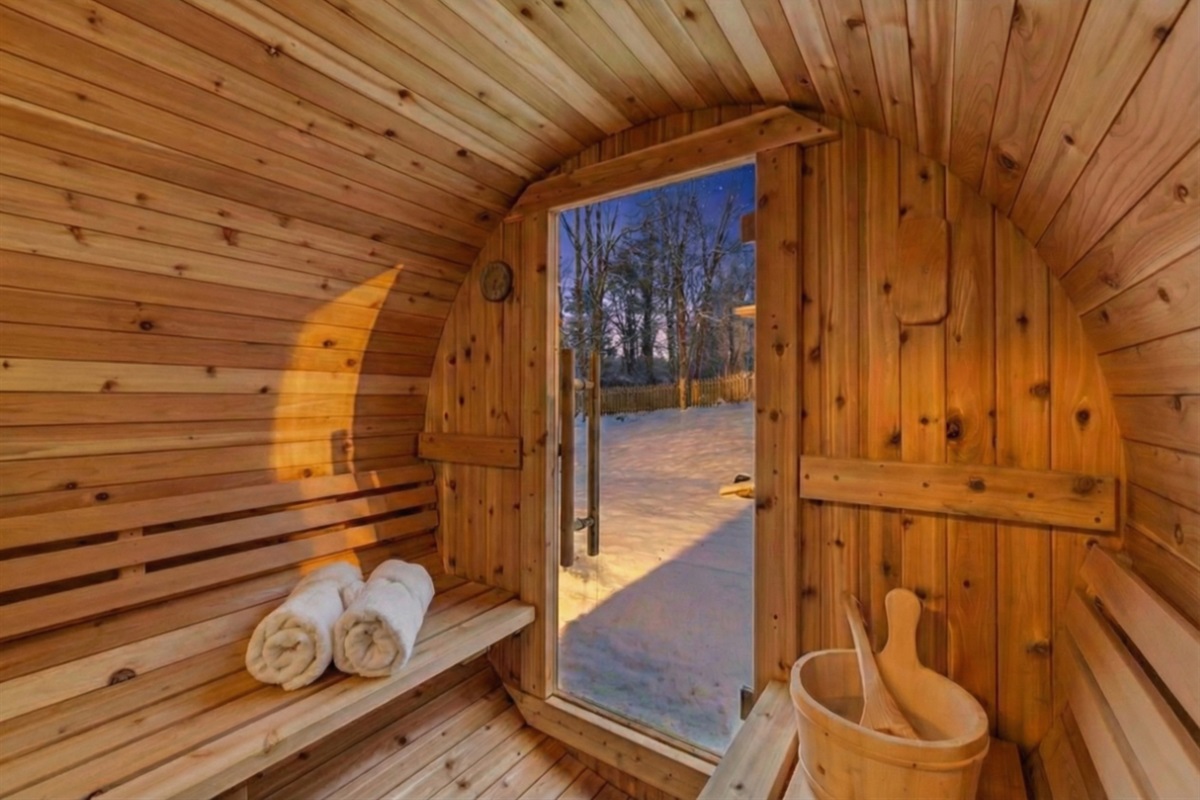 Cedar and steam create the perfect Hot/Cold contrast