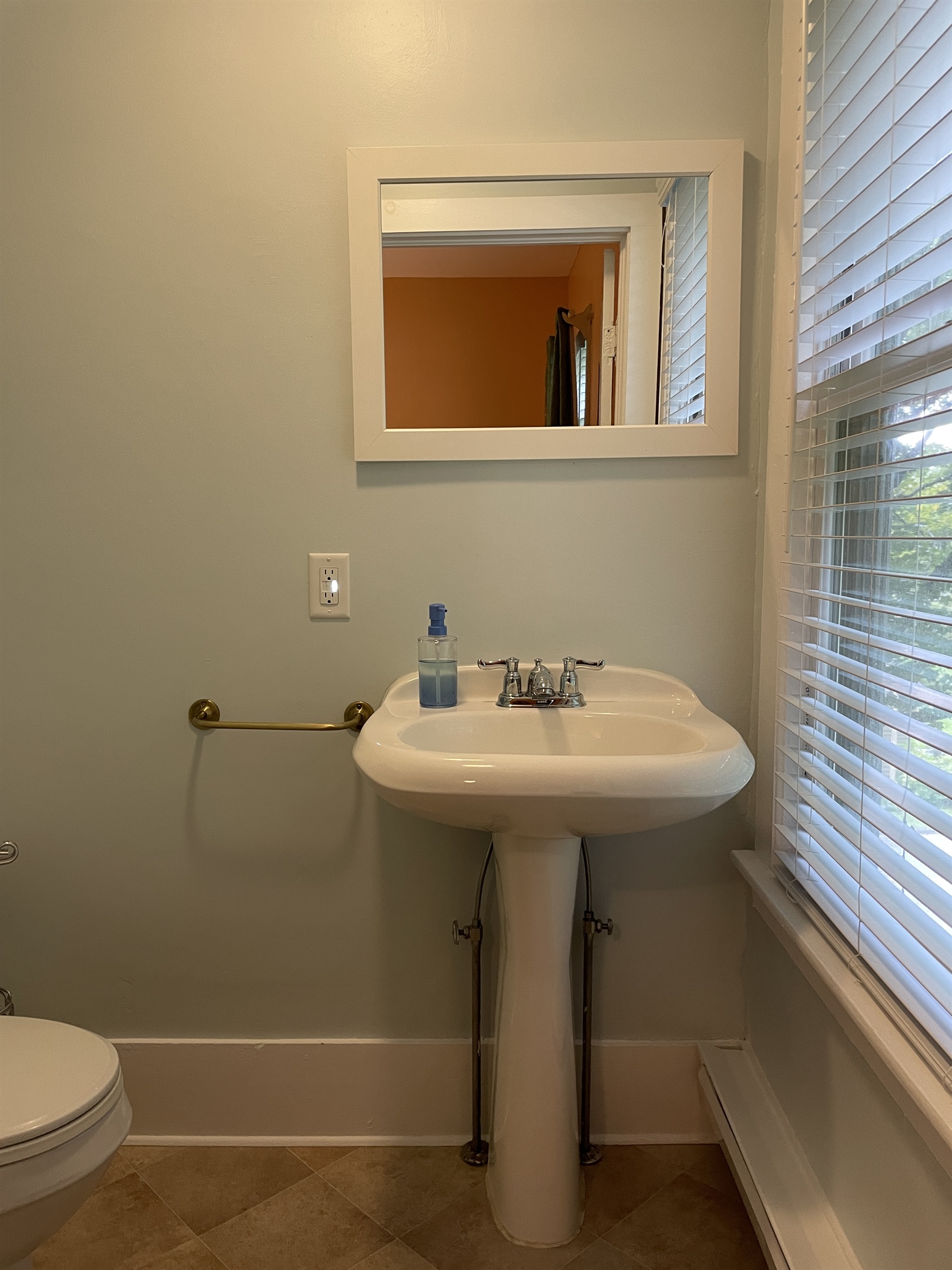 2nd floor Queen #2 bath