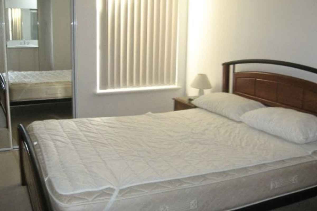 Main bedroom - Queen Bed & spacious wardrobe