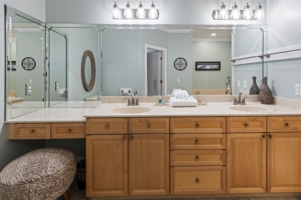 Master Bathroom (3rd Floor)