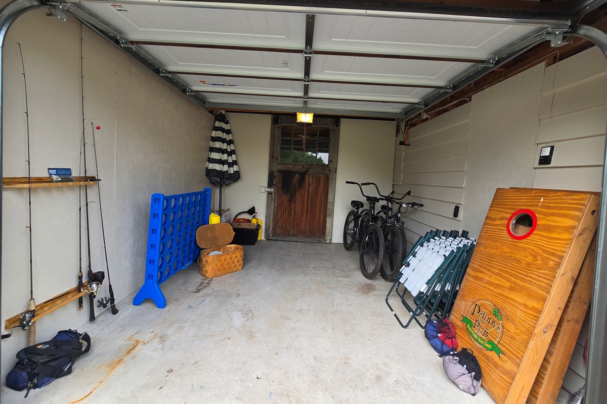 The garage at Heron’s Nest is packed with fun! 🎣🚴‍♂️ Enjoy bikes, lawn chairs, fishing poles, jumbo Connect 4, yard games, umbrellas, and more—perfect for outdoor adventures or a relaxing day by the water. Everything you need for lakeside fun!