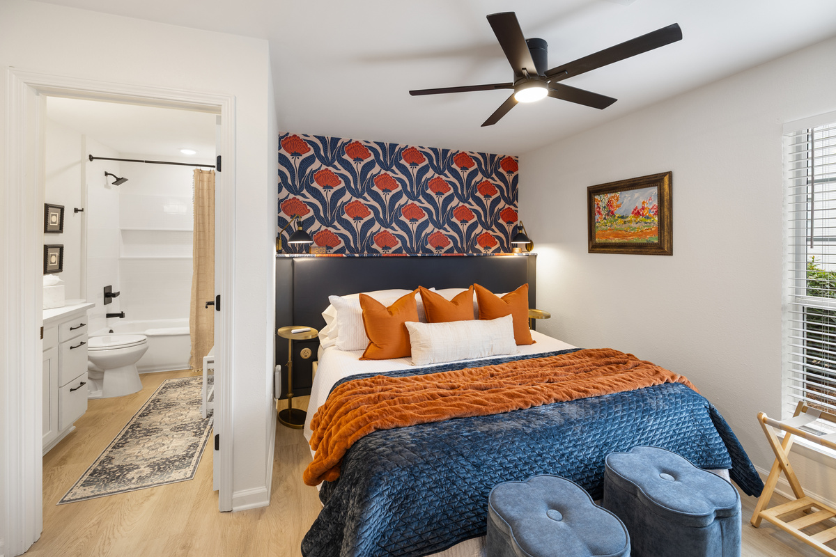 Sleep like you mean it.  Settle into a custom built-in king bed featuring a luxurious Stearns & Foster mattress and crisp cotton sheets—because a great Auburn getaway deserves an even better night’s sleep.