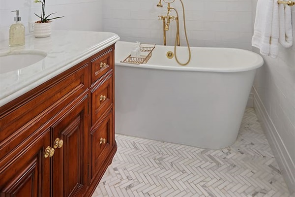 The primary bedroom’s ensuite bath offers a luxurious soaking tub and complimentary bath salts—perfect for unwinding after a sun-soaked day at the beach.