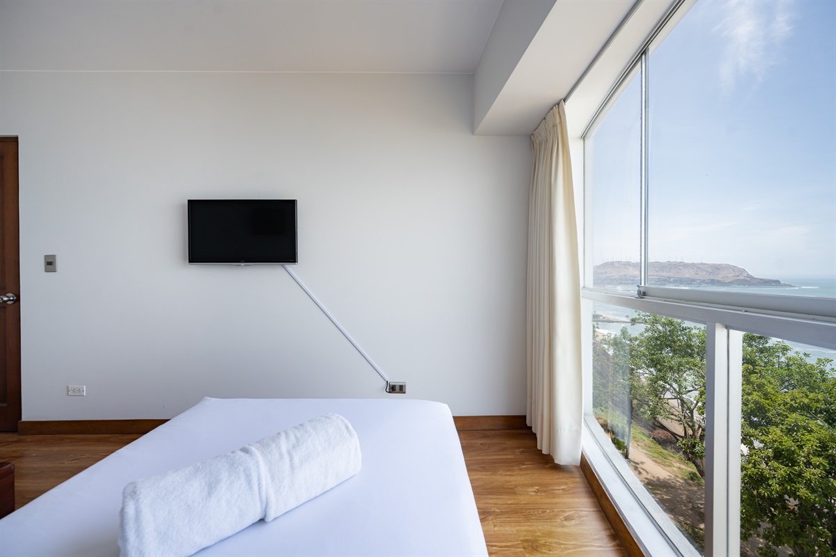 Wake up to panoramic ocean views in this bright, twin-bed room 
