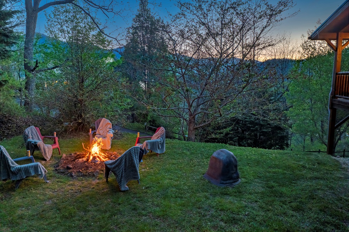 Firepit Retreat: Gather around the fire and enjoy breathtaking mountain views under the stars!