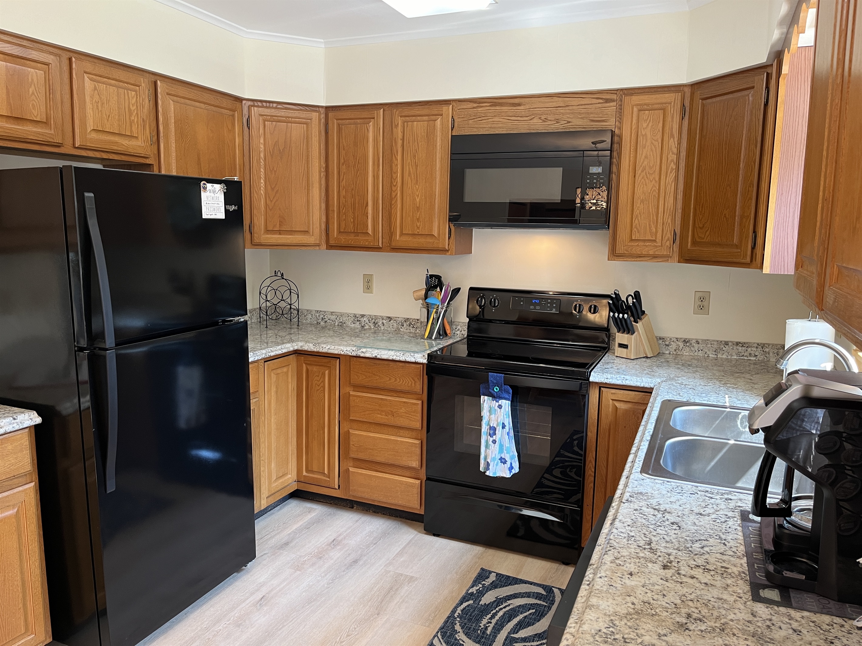 Remodled eat-in kitchen