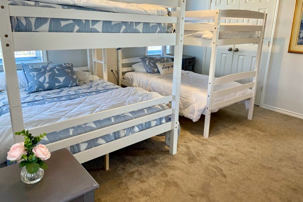 Farmhouse bedroom 4 - pass thru room with full-over-full and twin-over -twin bunkbeds and a cot