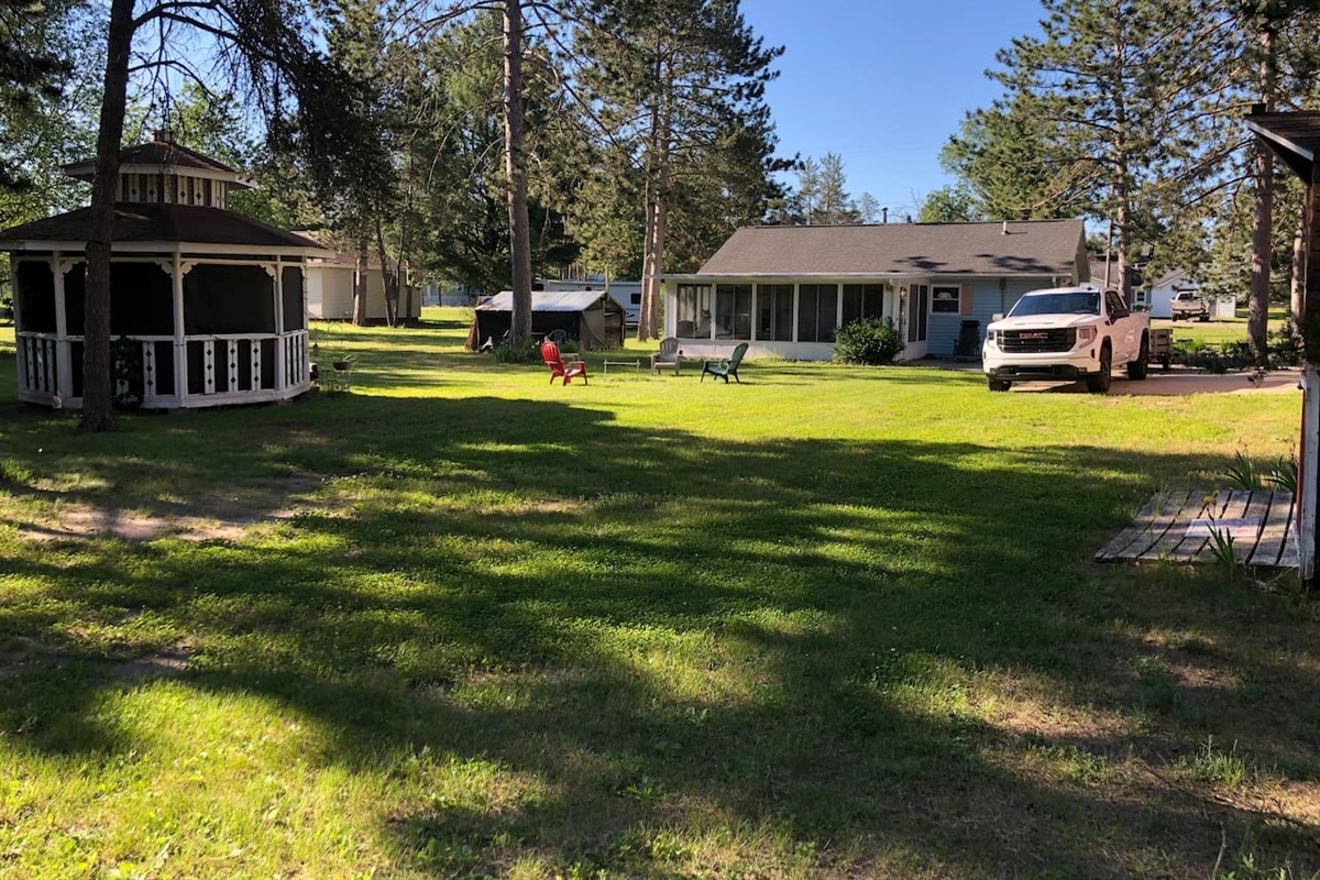 Stones Throw Cottage is located a "stones throw" from everything that St Helen has to offer. The lake is a few block North West, and the Marathon station is in walking distance. The trails are accessible a short, rideable distance away at 25 MPH. 