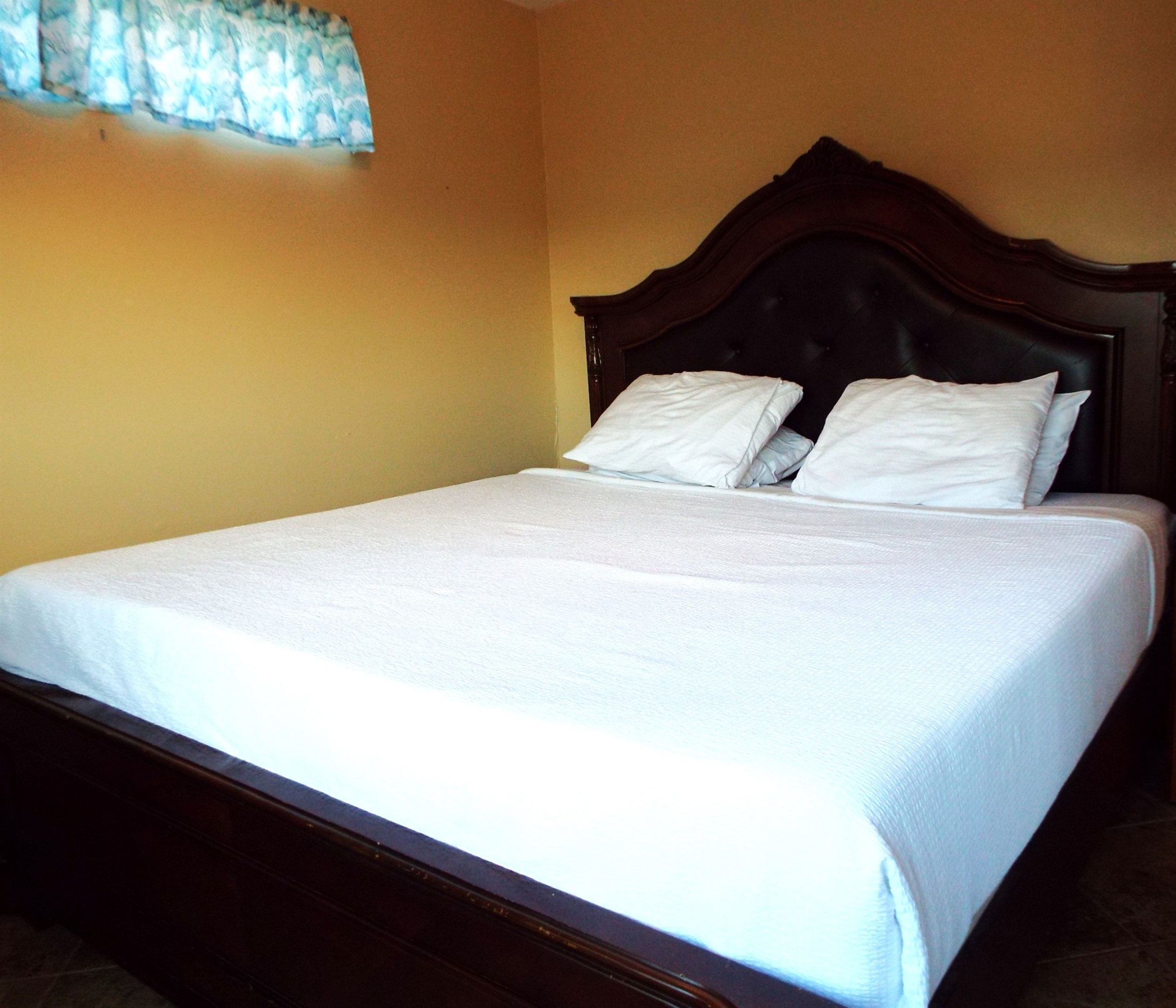 King bed in bed 1, side A