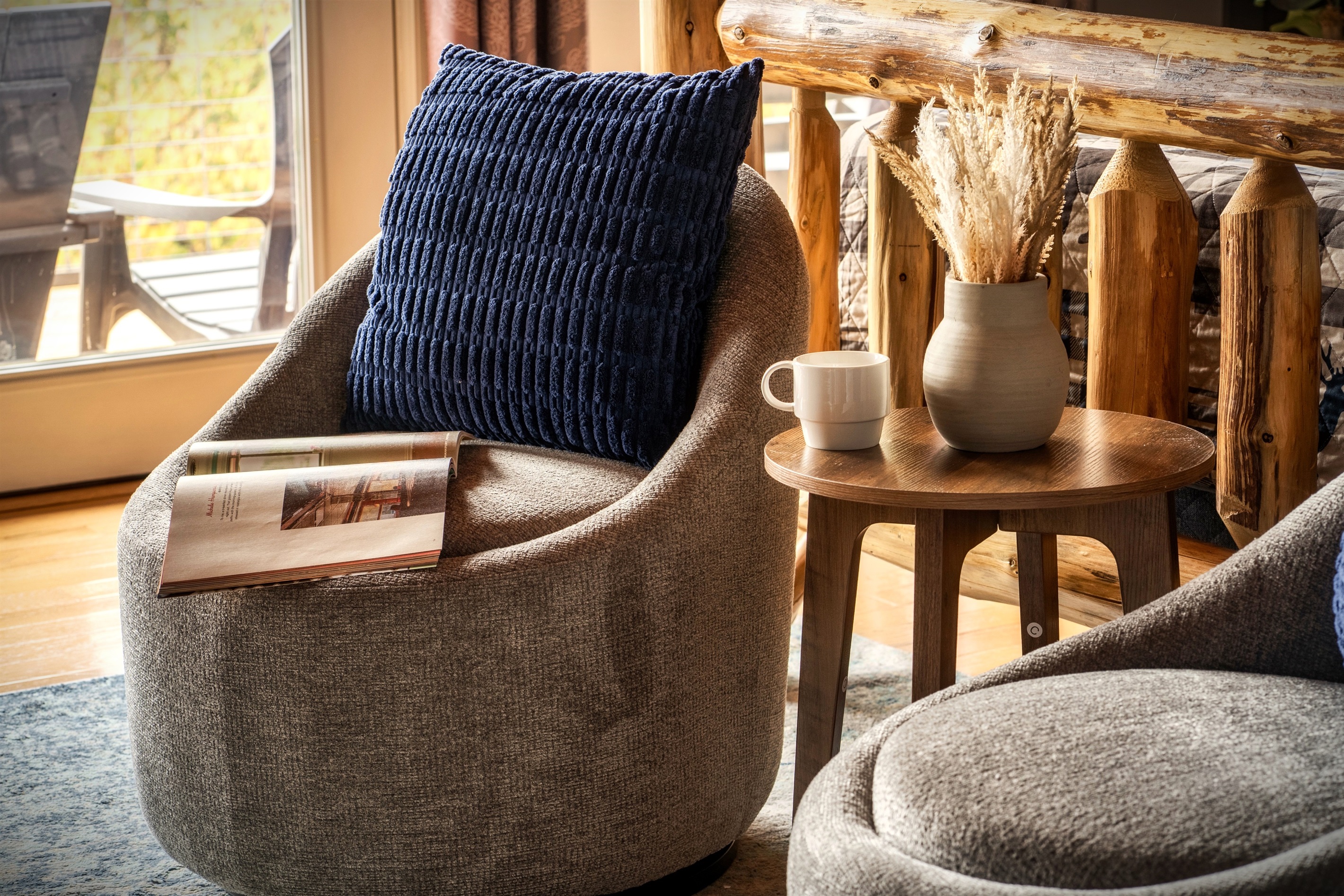 Cozy up with your loved ones in this comfortable velvet chairs watching TV or simply enjoy a light conversation.