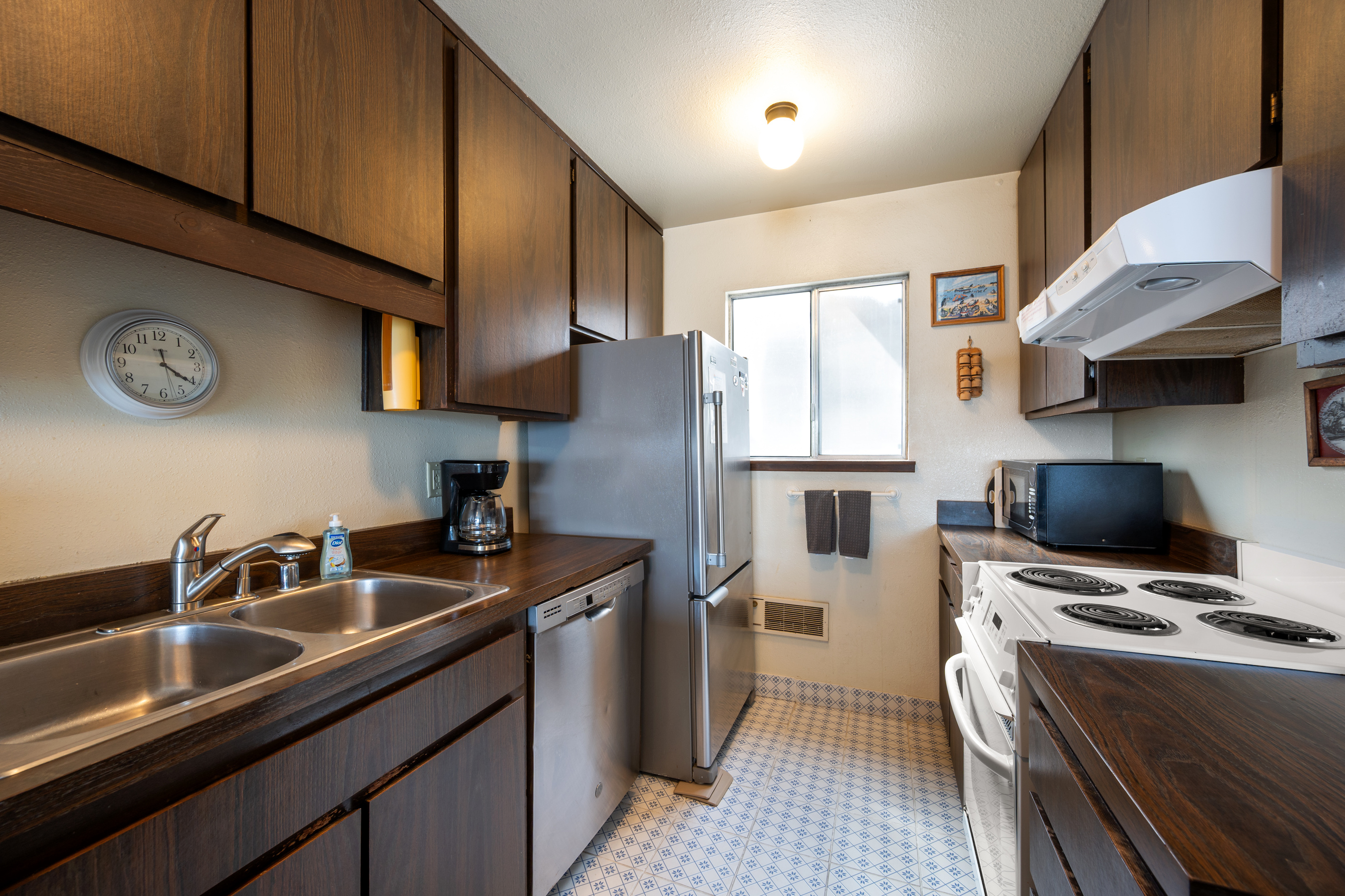 Kitchen with Electric Oven and Dishwasher