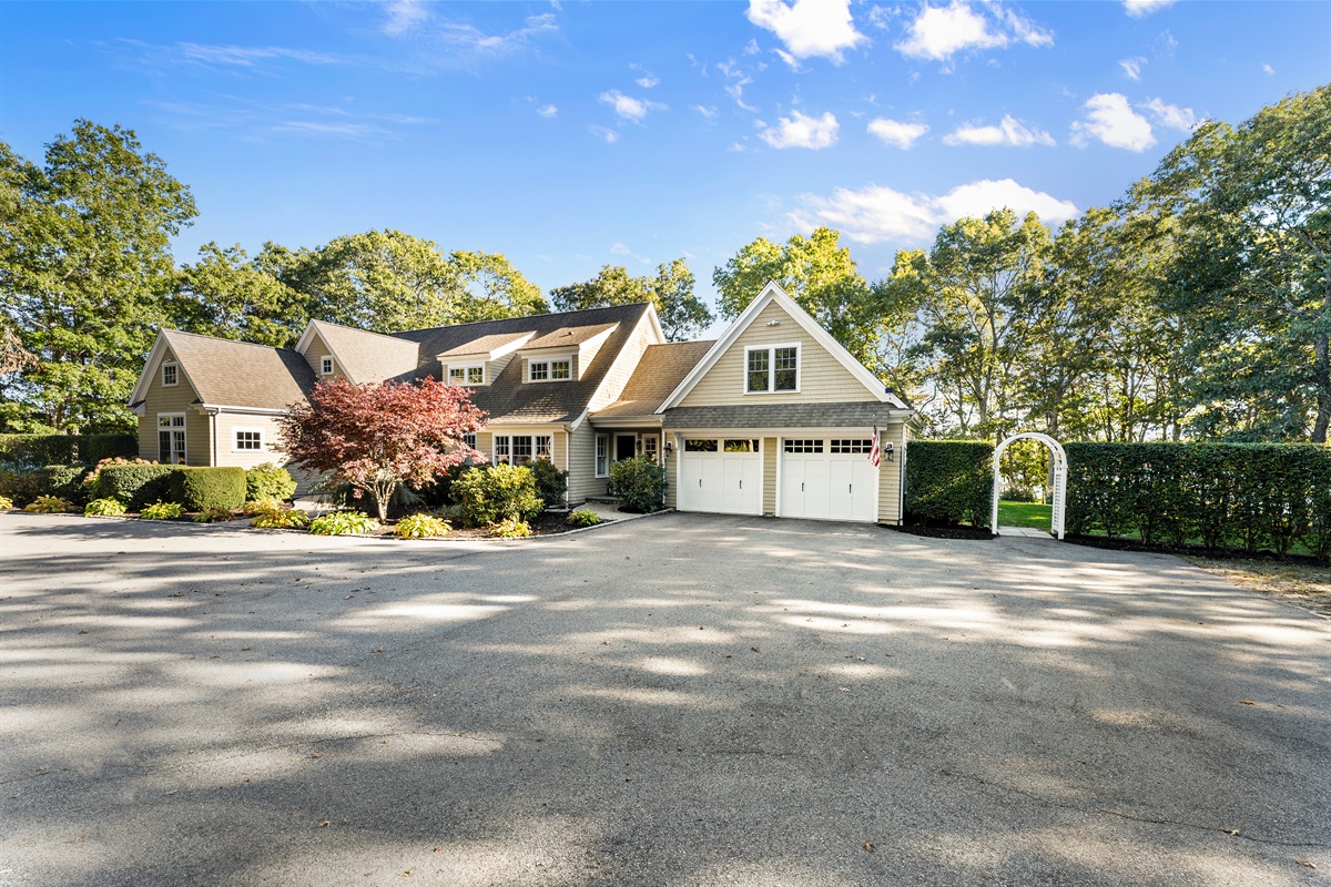 No parking worries here—ample space in the driveway for your group.