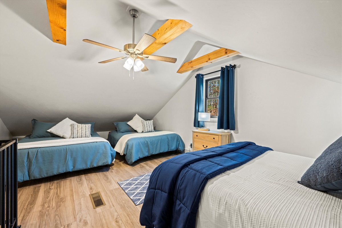 Upper-level loft 3 Queen beds 