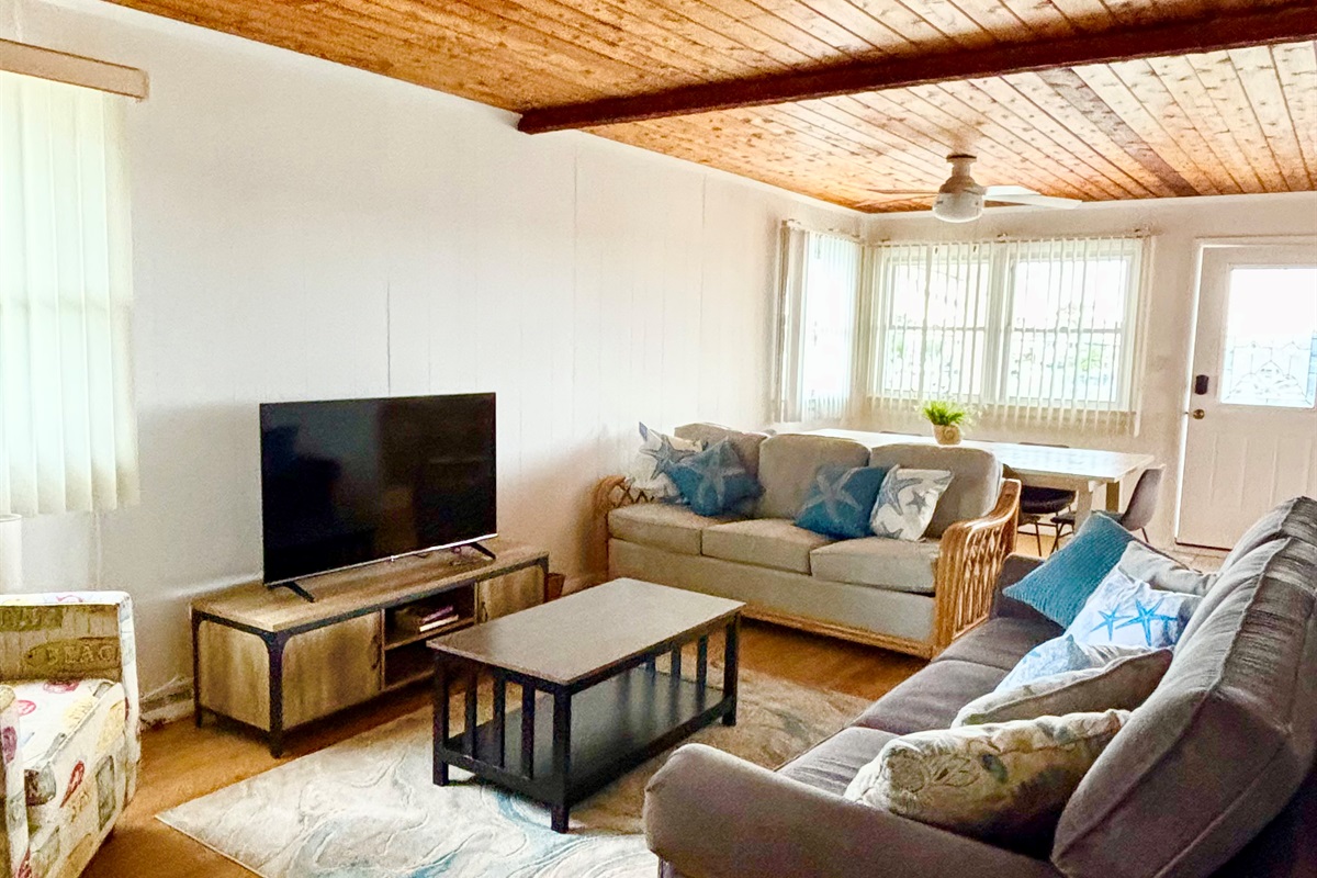 Upper Floor: Livingroom