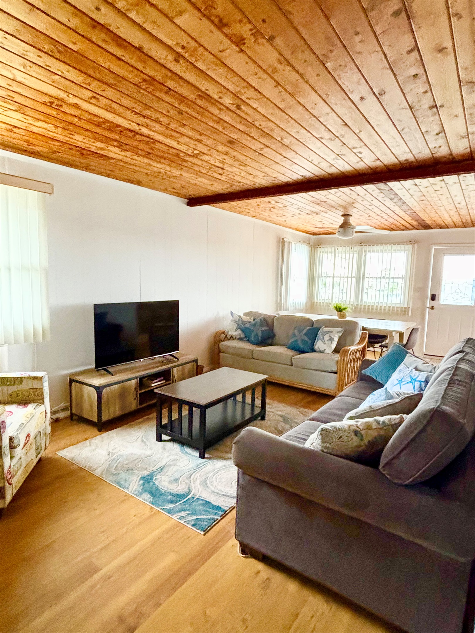 Upper Floor: Livingroom