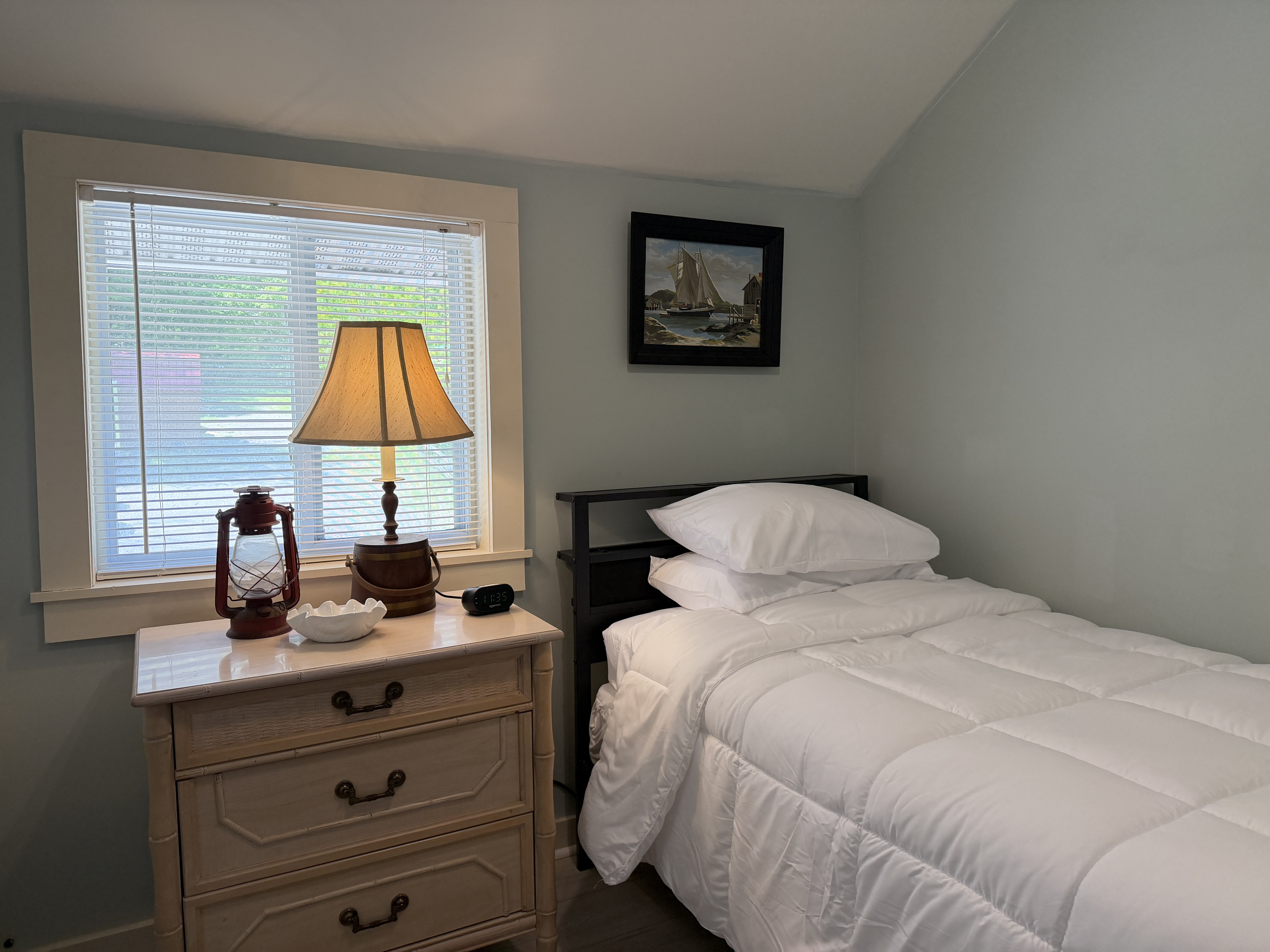 2nd floor Twin Bdrm
