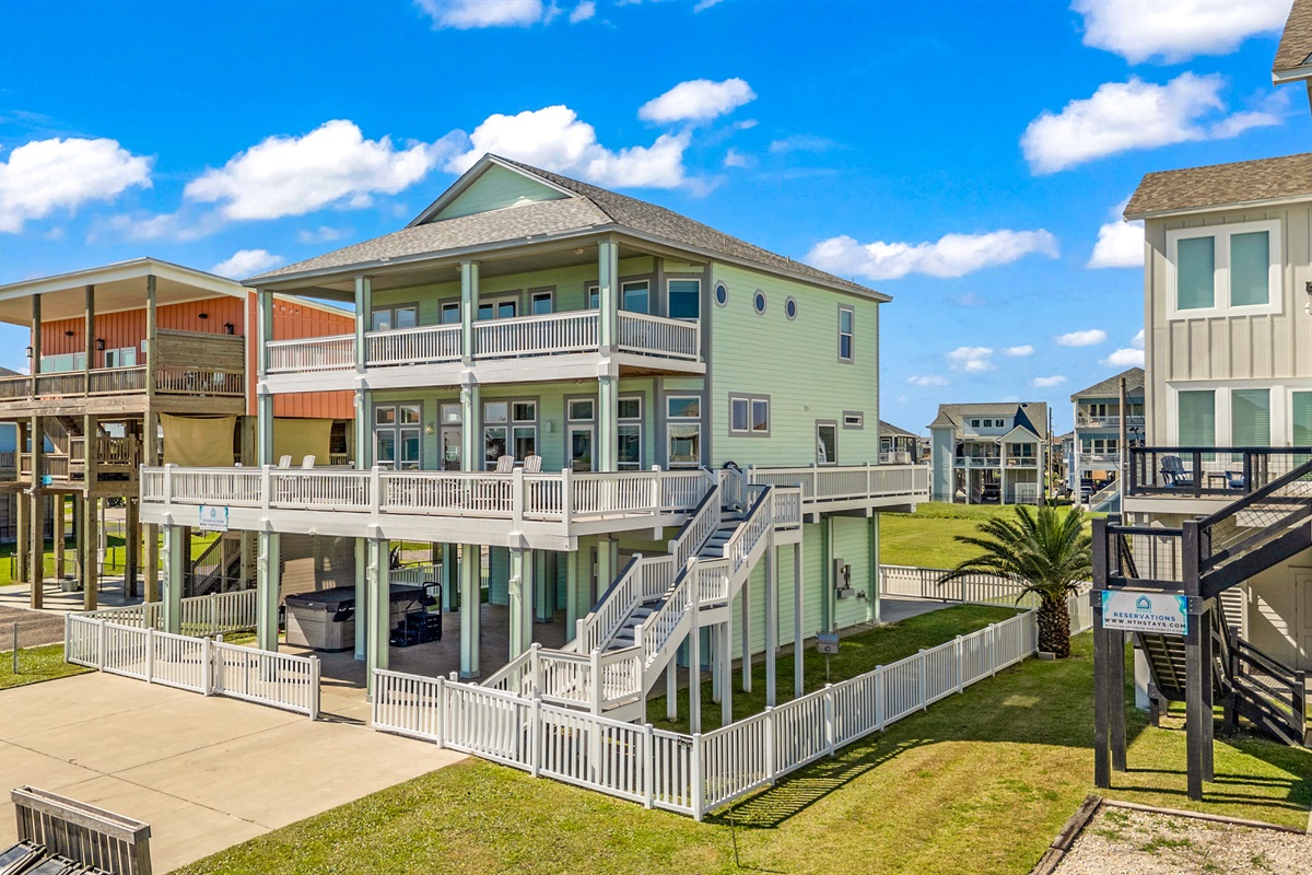 Crystal Paradise Exterior: A charming seaside retreat with elevated decks offering sweeping views and relaxing outdoor spaces.