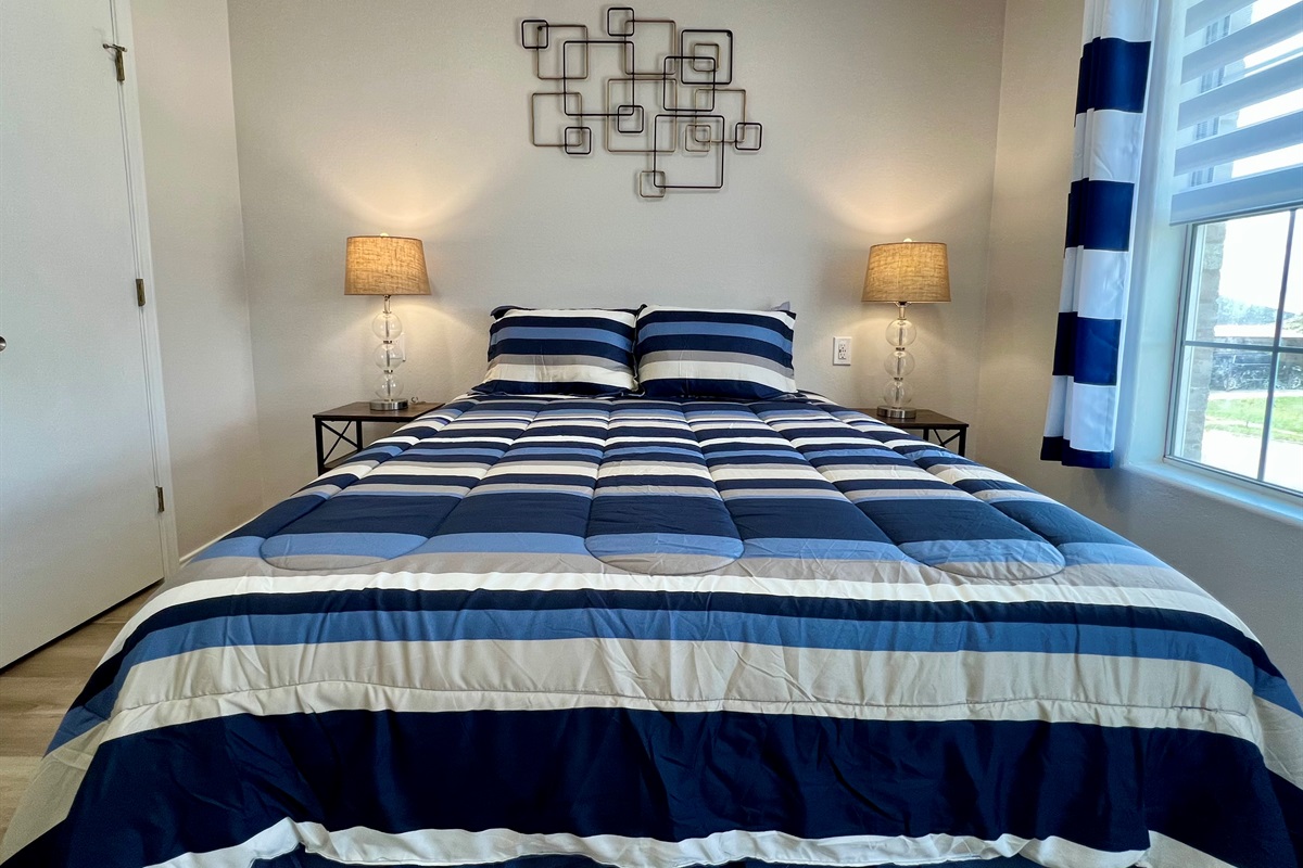 2nd bedroom - 1 queen and 1 twin bed (Smart TV!)