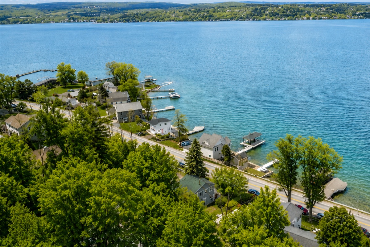Nestled along Canandaigua Lake, this cozy neighborhood boasts private docks, walkable charm, and scenic forested backdrops—ideal for lake life lovers. 🏡🌲🌊