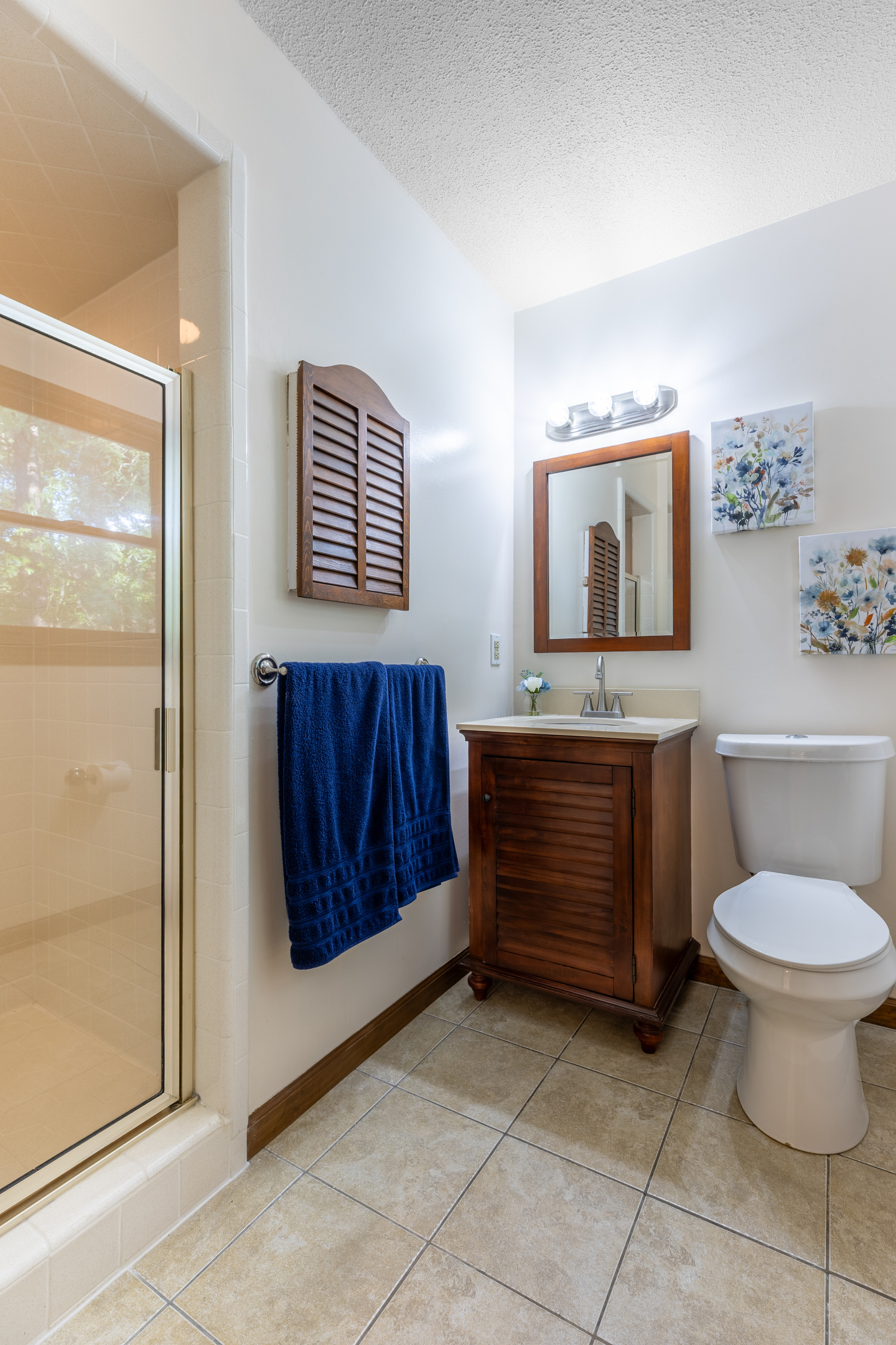 Towels and linens are provided.