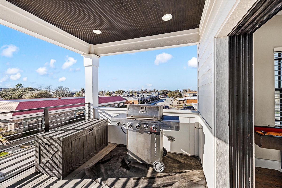 Balcony with Grill: Sizzle up memories with ocean views and BBQ nights under the stars!