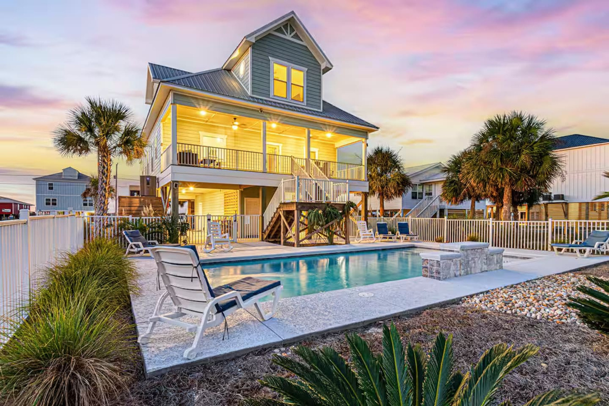It's hard to find a better pool and entertainment area than here at Seahaven. 