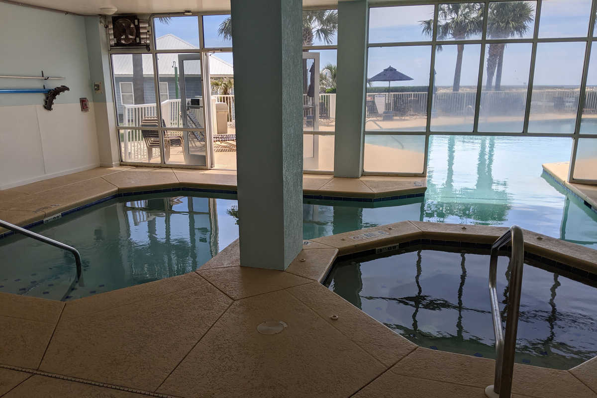 Indoor/outdoor pool and hottub
