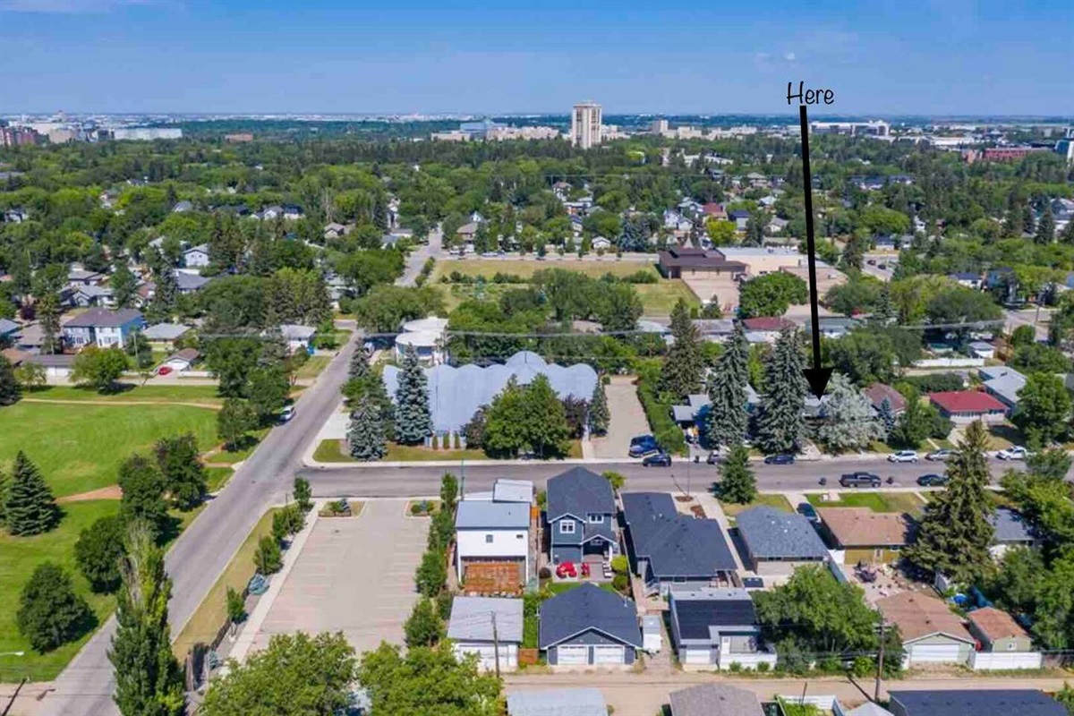 Aerial view showing proximity to the University of Saskatchewan and surrounding neighbourhood.