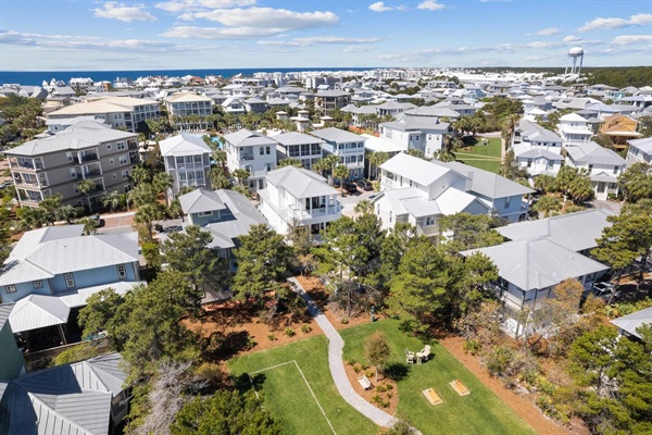 Beautiful green space behind house!