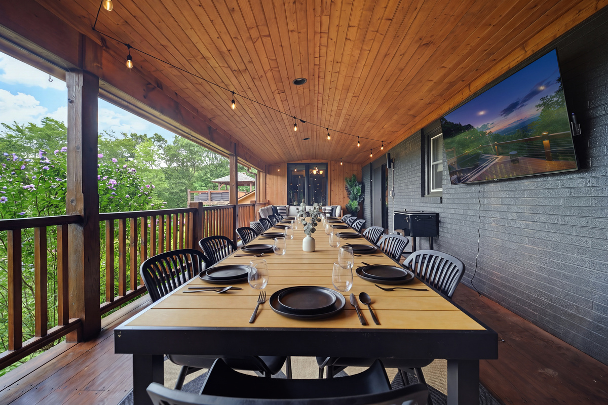 {Al Fresco Dining} Share long meals, morning coffee, and sunset cocktails on the covered mountain-view deck.