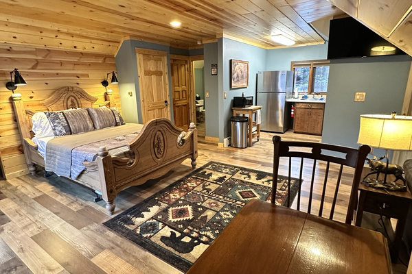 The second-floor Kodiak Room with one queen bed, dining area and private kitchenette