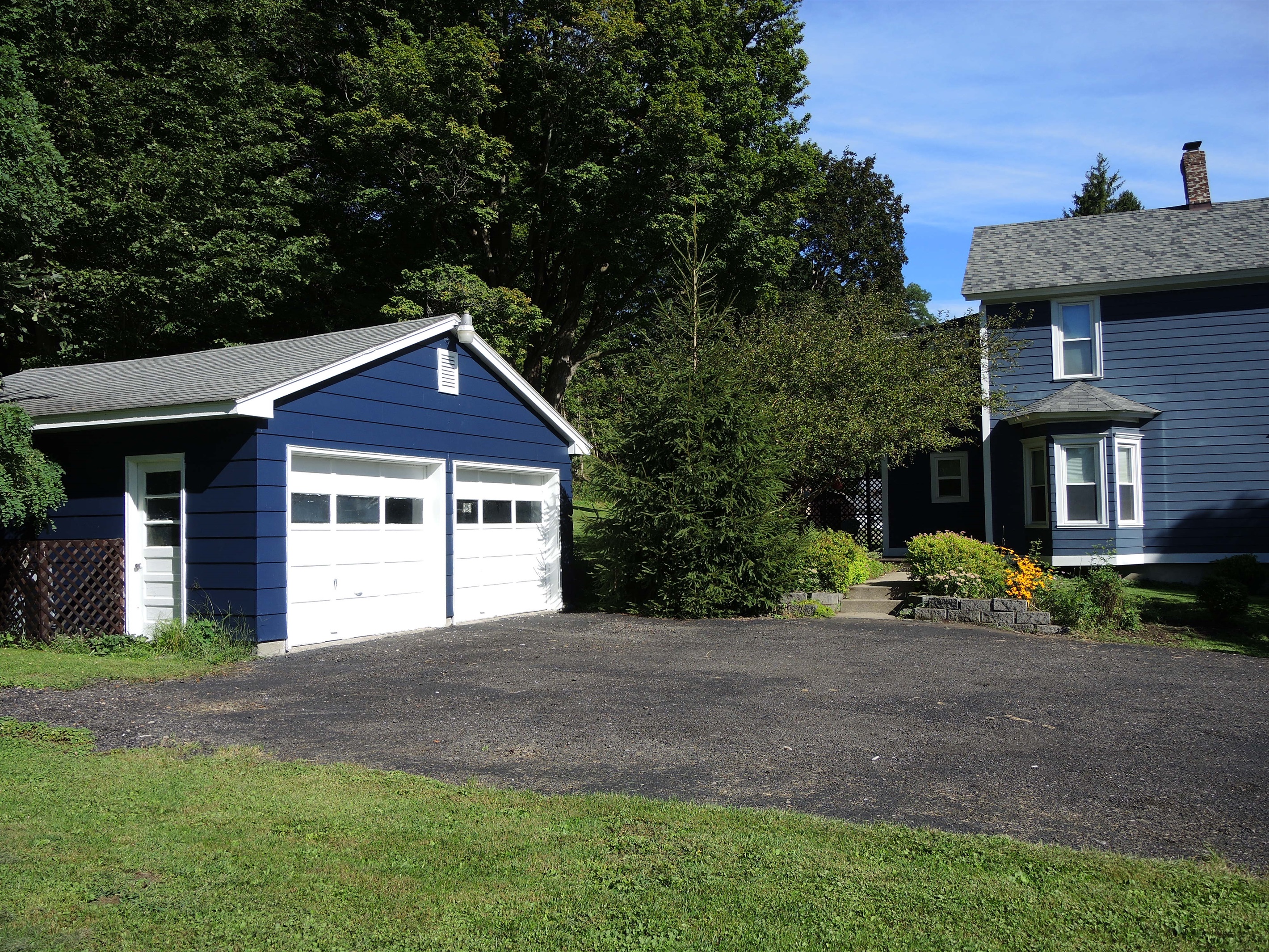 Diamond Dreams driveway and parking area. note, guests do not have access to the garage.