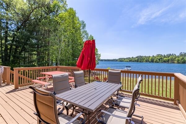 Seating for 14 on the deck