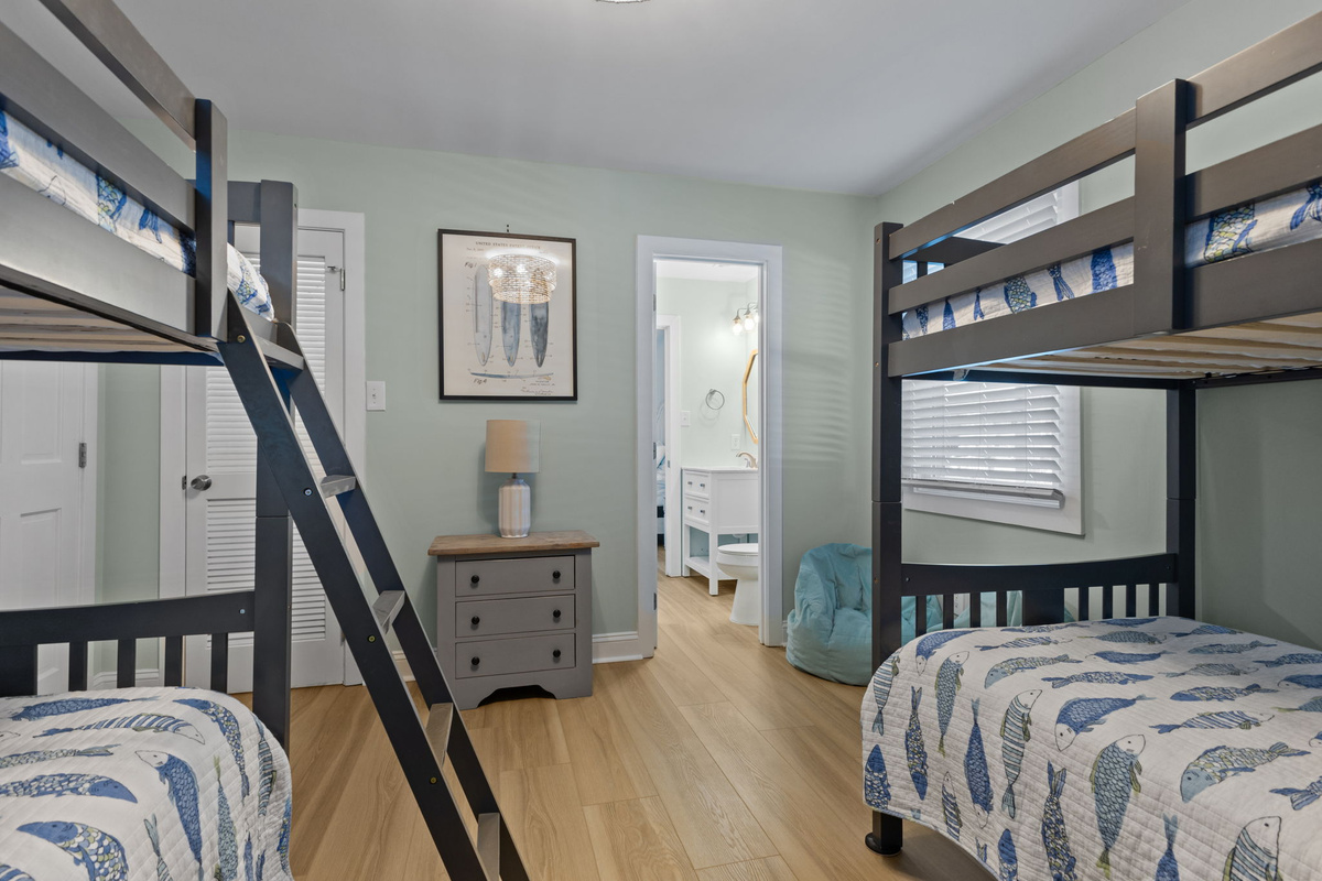 Thoughtfully designed with plenty of space to unpack and relax, this fun bunk room is ideal for family vacations and group getaways
