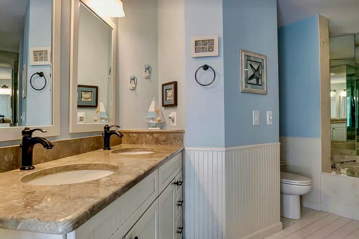 En-suite bathroom with double vanity