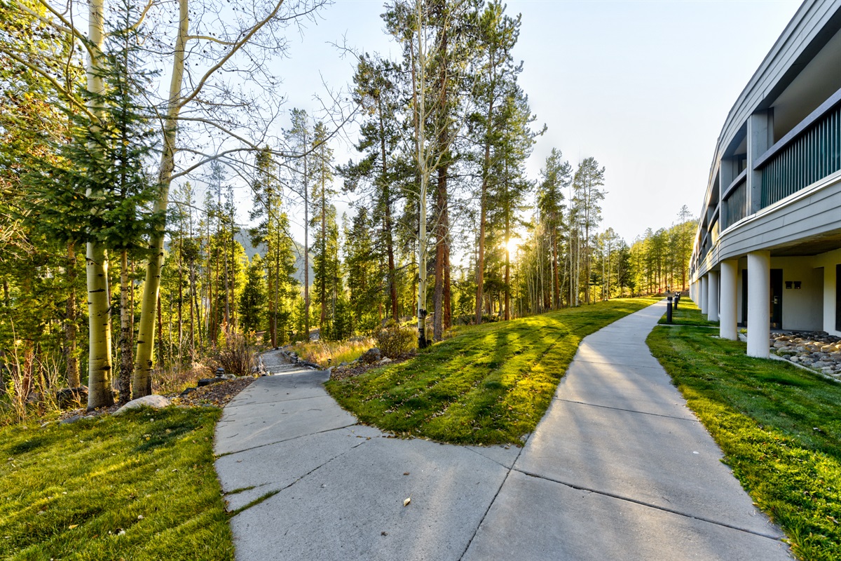 walking trail to Lakeside Village