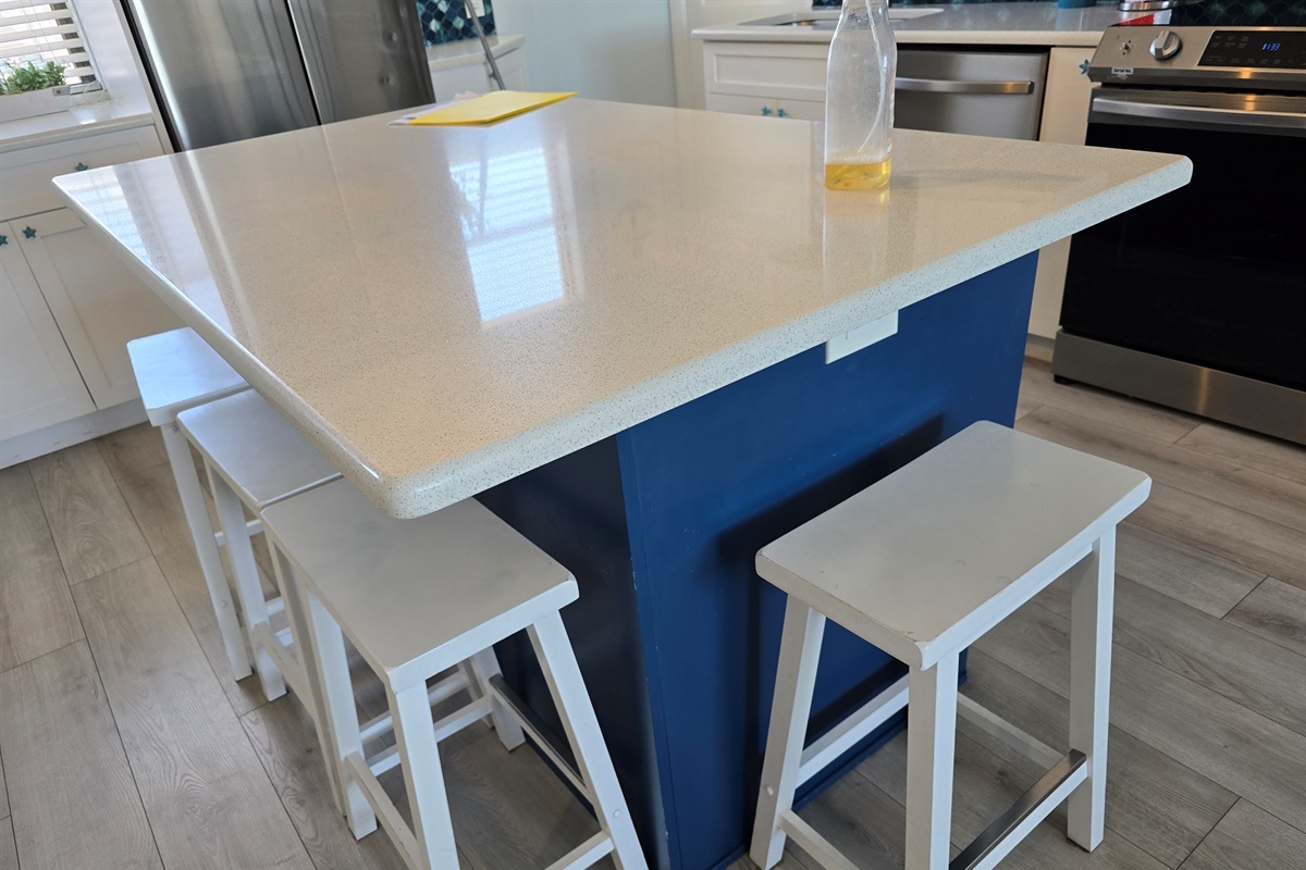 Kitchens Island seats 5