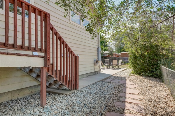Step into outdoor bliss! Our backyard sanctuary invites you to unwind, relax, and soak up the serenity. Your private escape awaits just beyond the door. 🌳🌿 #BackyardRetreat #NatureNook