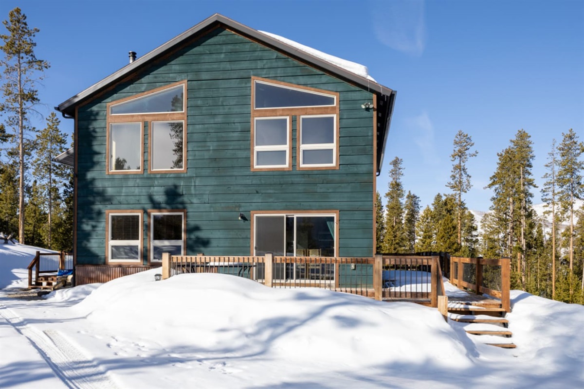 Exterior View of Lakeridge Lodge