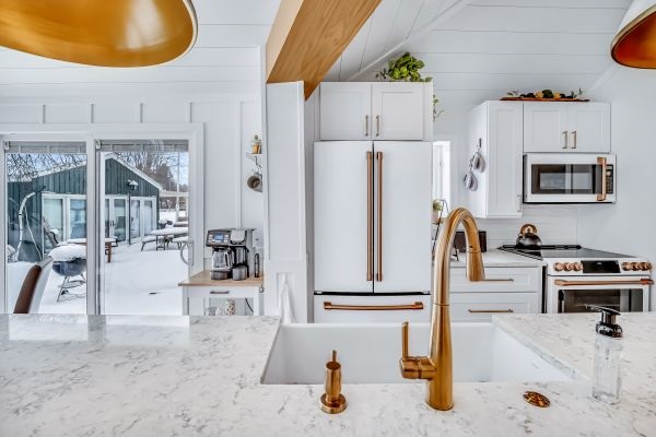 Sunrise cottage - Kitchen large island with farmhouse sink and seating for 4