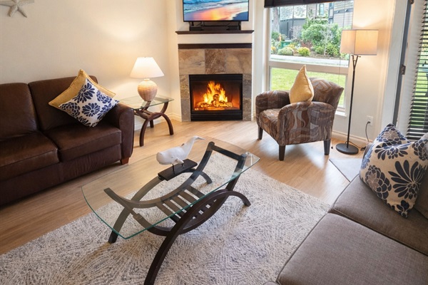 Unit A. Streaming TV. Natural Gas fireplace. Double Glass doors to a private covered deck. AC Unit. Queen sofa pull-out plus ample comfortable seating.