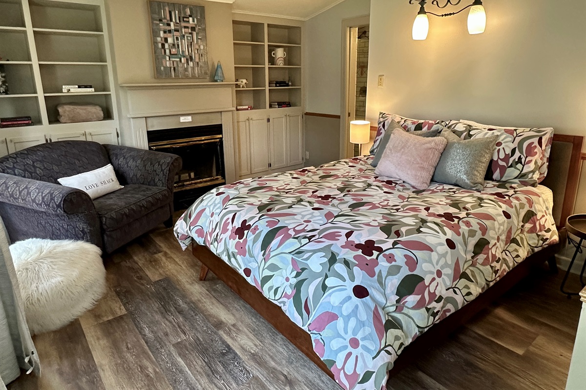 Bedroom 1, lower level Queen, Ensuite