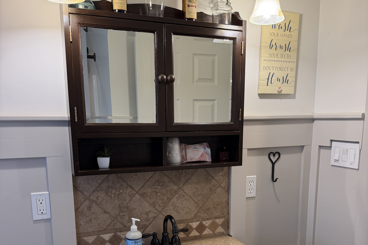 1st floor bath with tub/shower off hallway