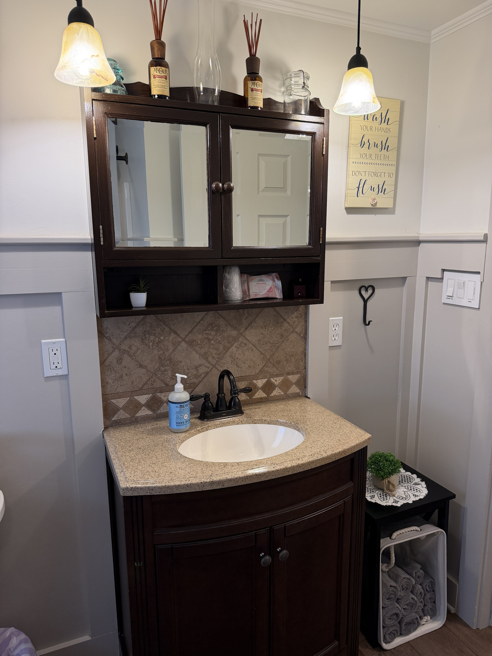 1st floor bath with tub/shower off hallway