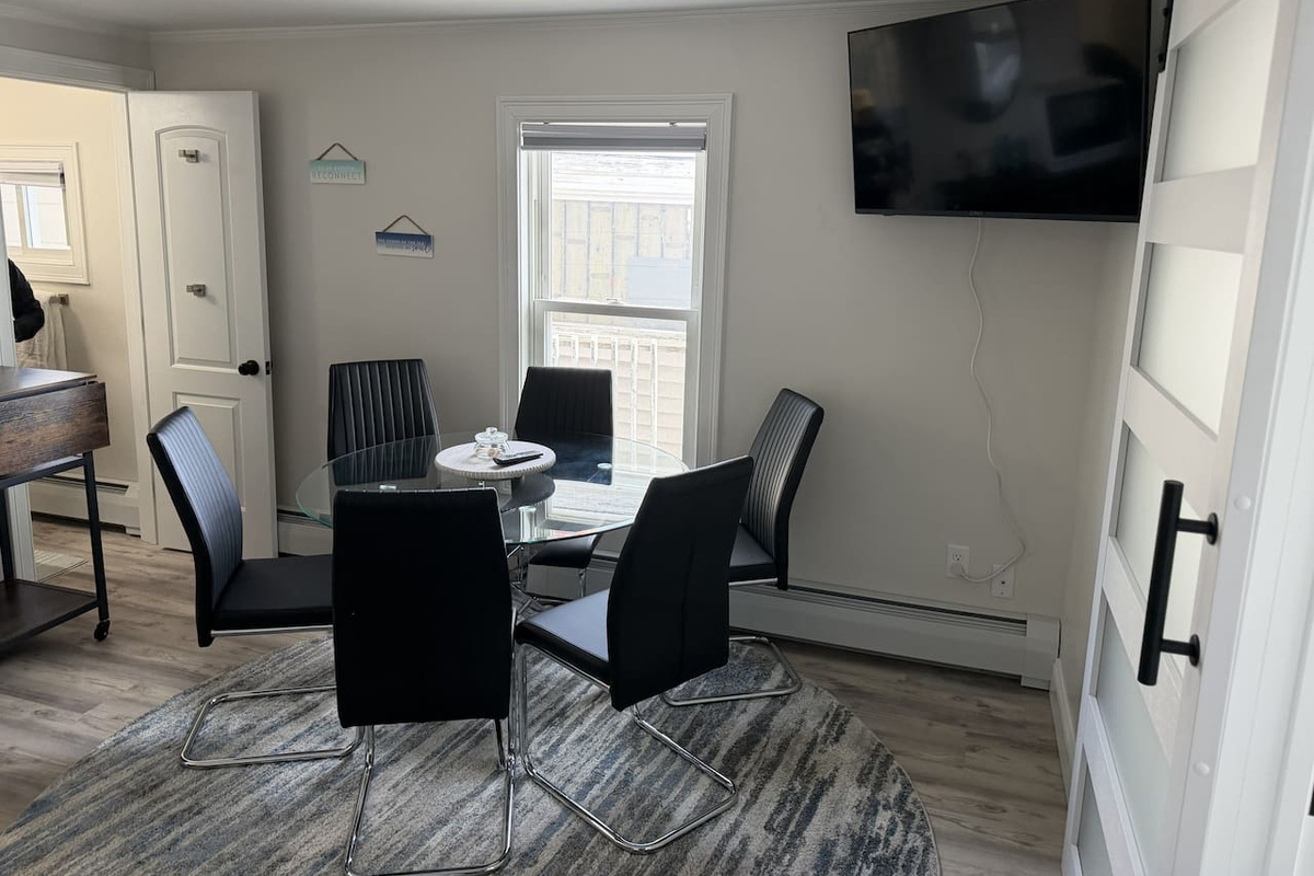 Dining for 6 and Wifi TV