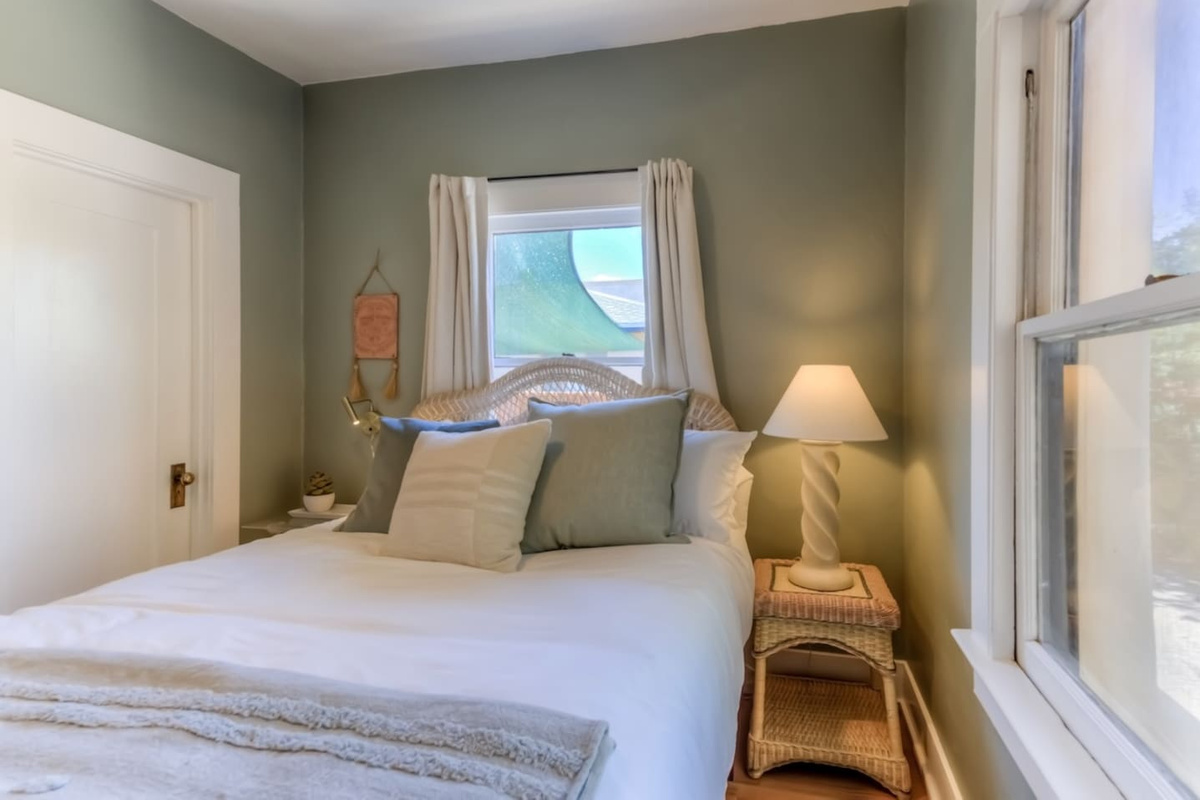 Bedroom 1- Queen bed