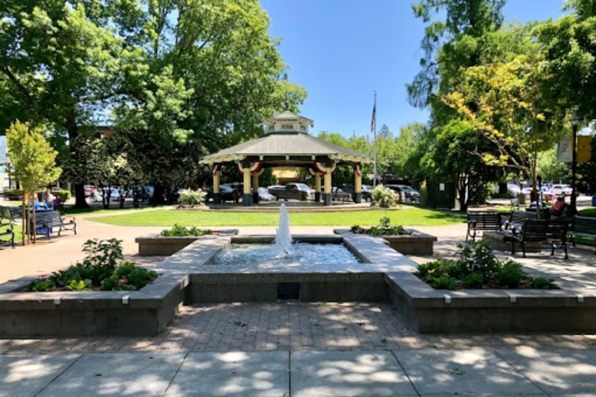 Downtown Healdsburg Plaza short drive from Maison Cachee