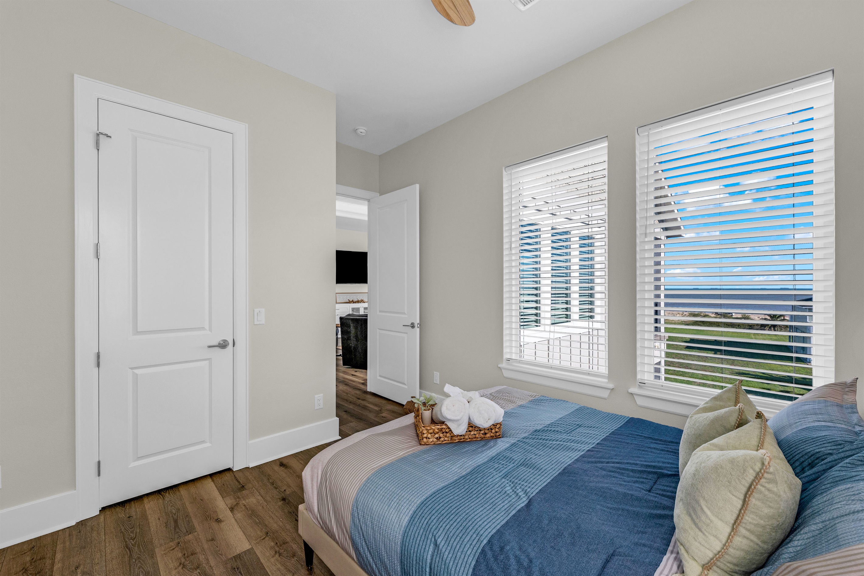 Costa Cristal Bedroom 2: Cozy queen bed with large windows, natural light, and relaxing views. Perfect for a restful night’s sleep.